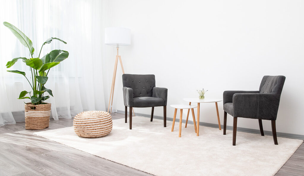 Gesprächszimmer mit zwei Sesseln in der Praxis in Würzburg