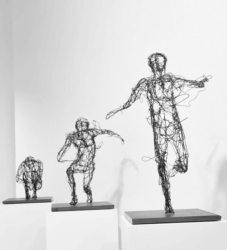 Drei Drahtfiguren in der Praxis, von zusammengekauert bis aufgerichtet