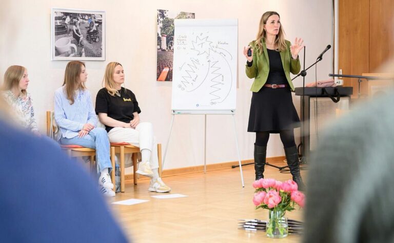 Seminar mit ukrainischen Therapeutinnen: Vortrag am Flipchart
