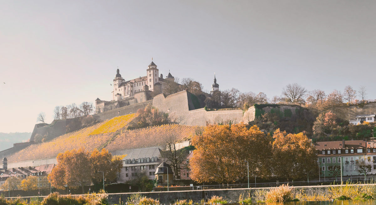 Würzburg mit der Festung Marienberg über dem Main