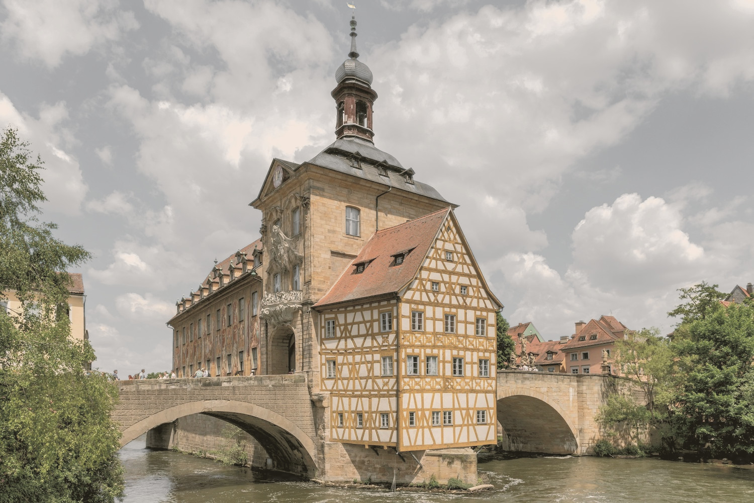 Bamberg: Altes Rathaus über der Regnitz