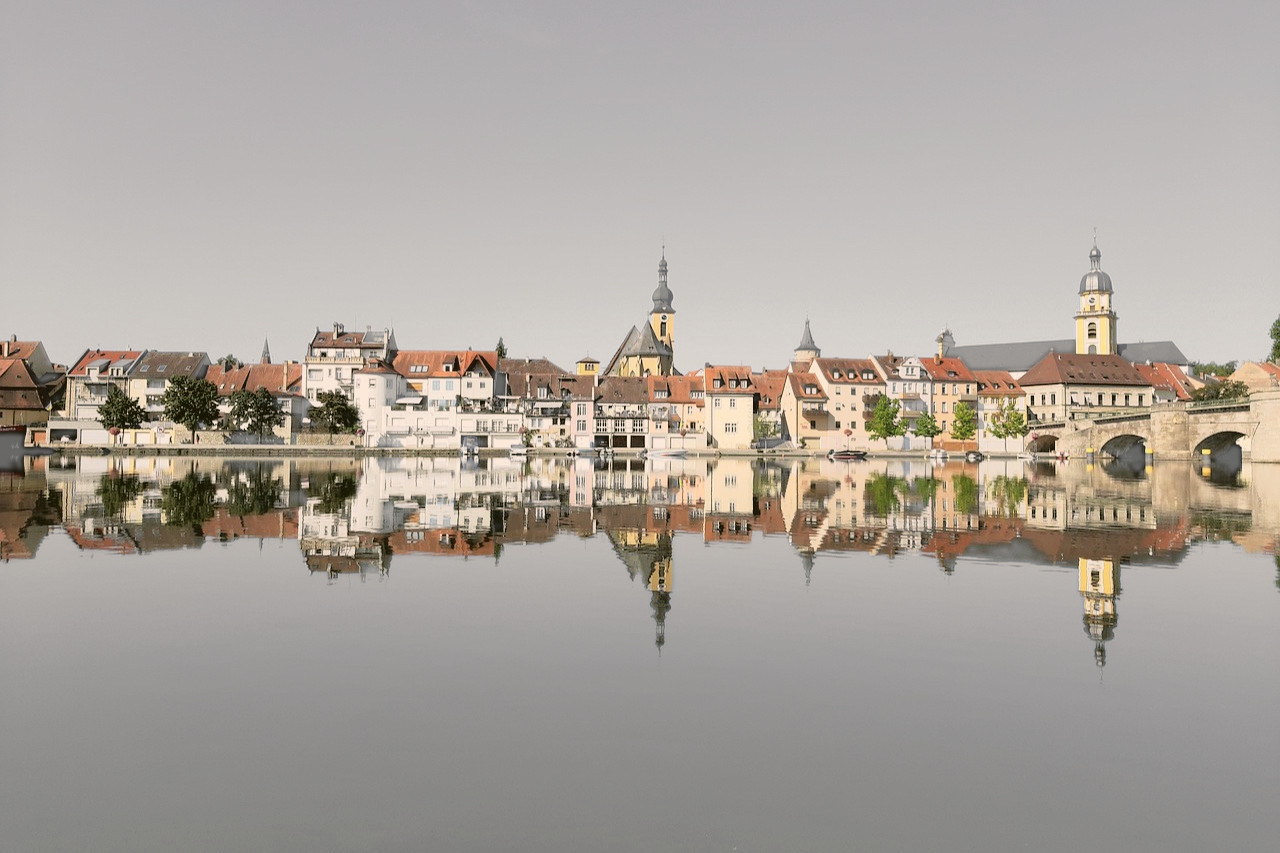 Kitzingen: Altstadt am Mainufer mit Alter Mainbrücke