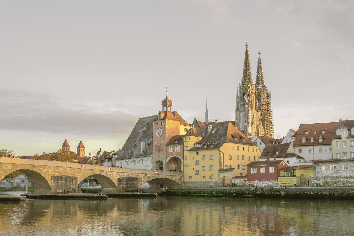 Regensburg: Steinerne Brücke und Dom St. Peter an der Donau